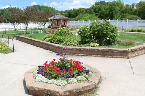 Residents enjoying the Cottagewood garden